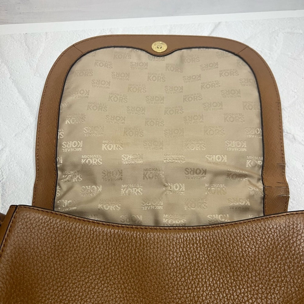Michael Kors Crossbody, pebble, leather snap closure color acorn/ brown - Picture 9 of 16